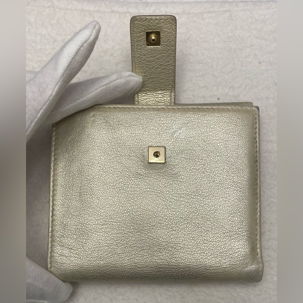 Salvatore Ferragamo Authentic Vintage Silver Compact Wallet - Picture 9 of 16